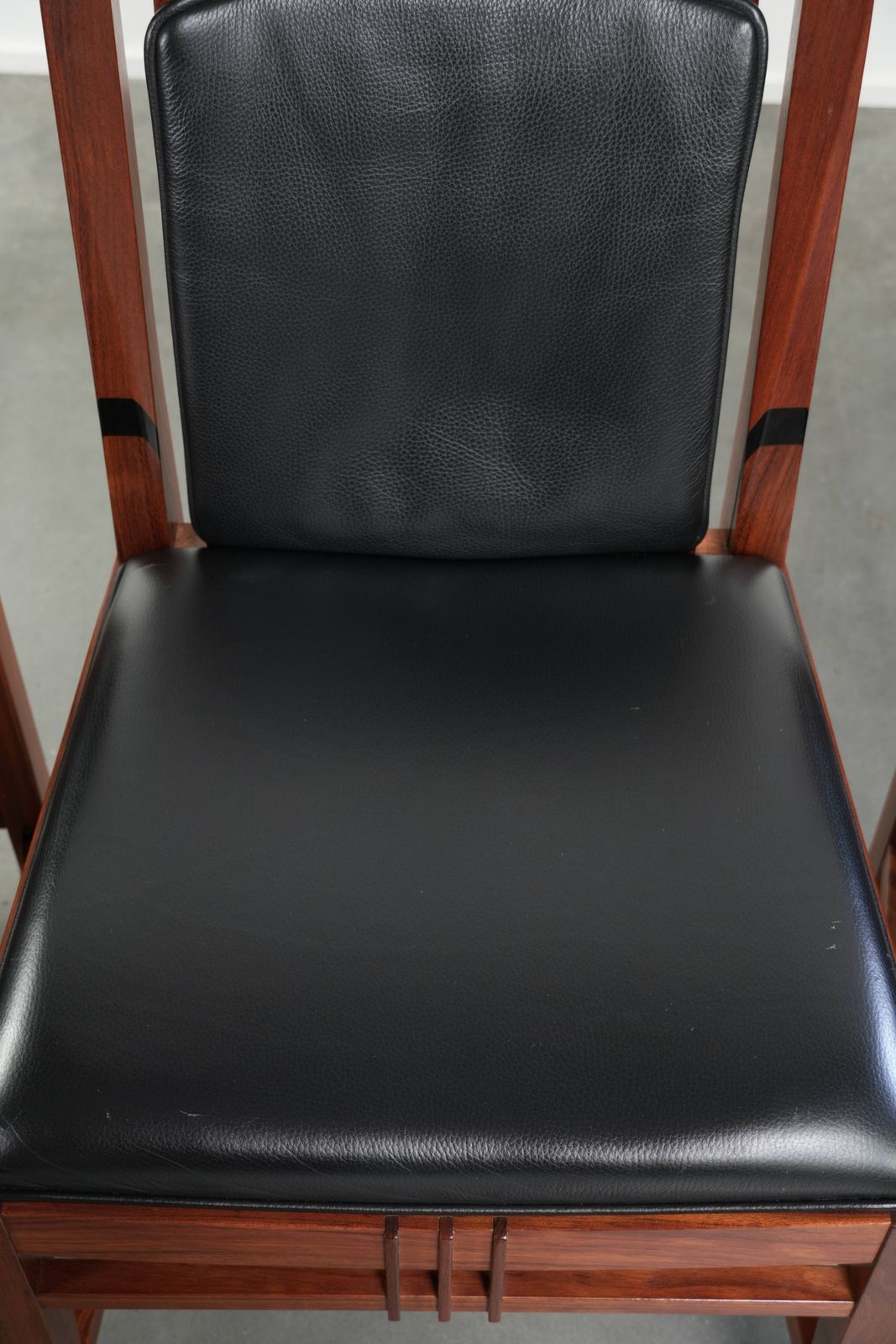 Elegante set van vier art deco eetkamerstoelen in zwart koeienhuidleer en hout photo vintage