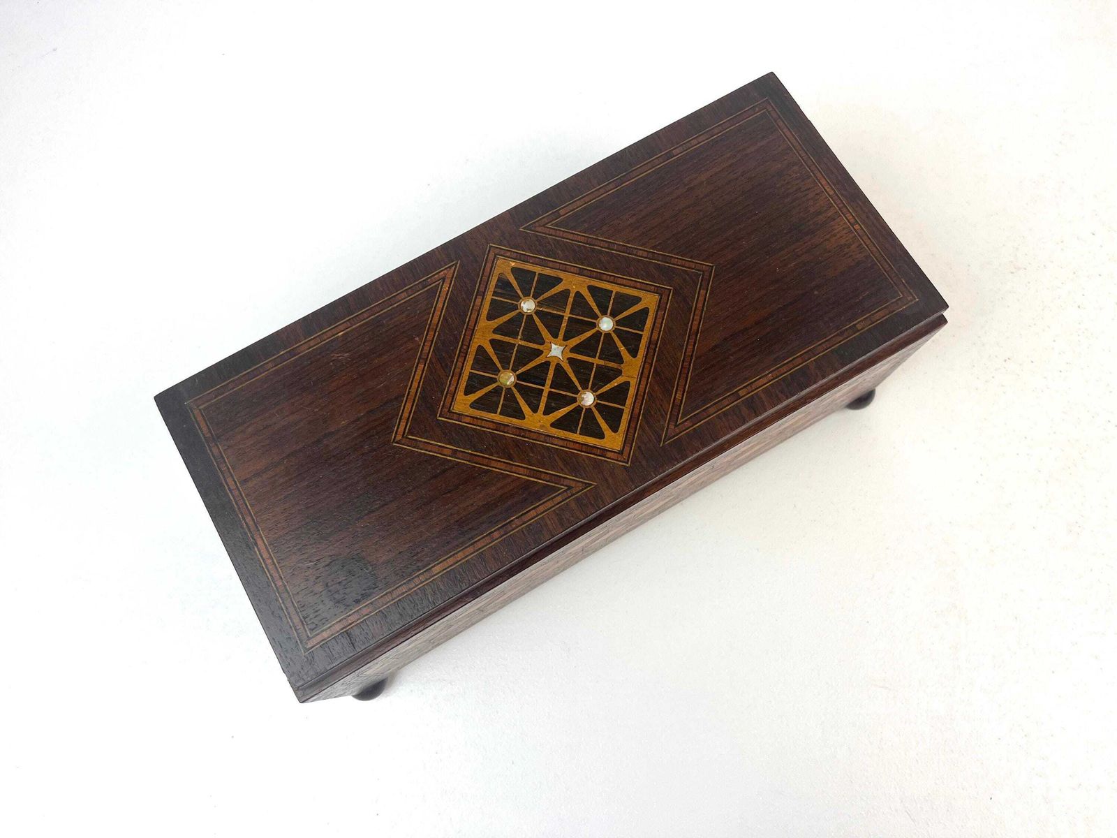 Boîte à bijoux Tunbridge en bois, marqueterie et incrustations géométriques en trompe-l'œil photo buy