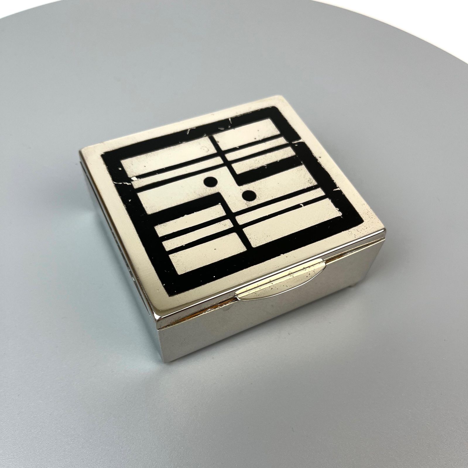 Zeldzaam klein cubistisch suprematistisch geëmailleerd Bauhaus art deco sieradendoosje Duitsland 1925
