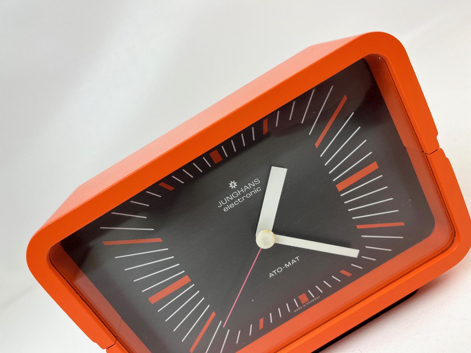 Horloge de bureau mid-century Space Age orange, années 1970, Junghans Ato Mat photo for sale