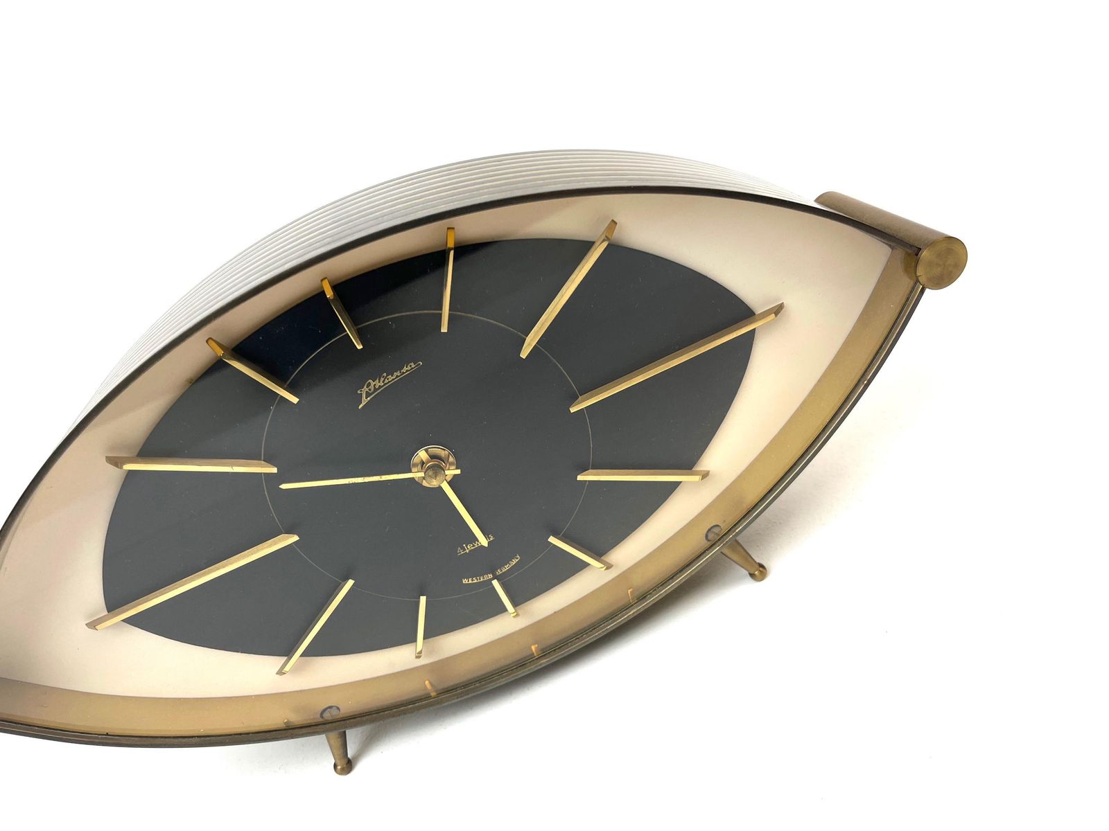 Horloge de bureau mid-century en laiton massif, forme globe, par Richard Rau Atlanta Germany, 1960 photo vinterior