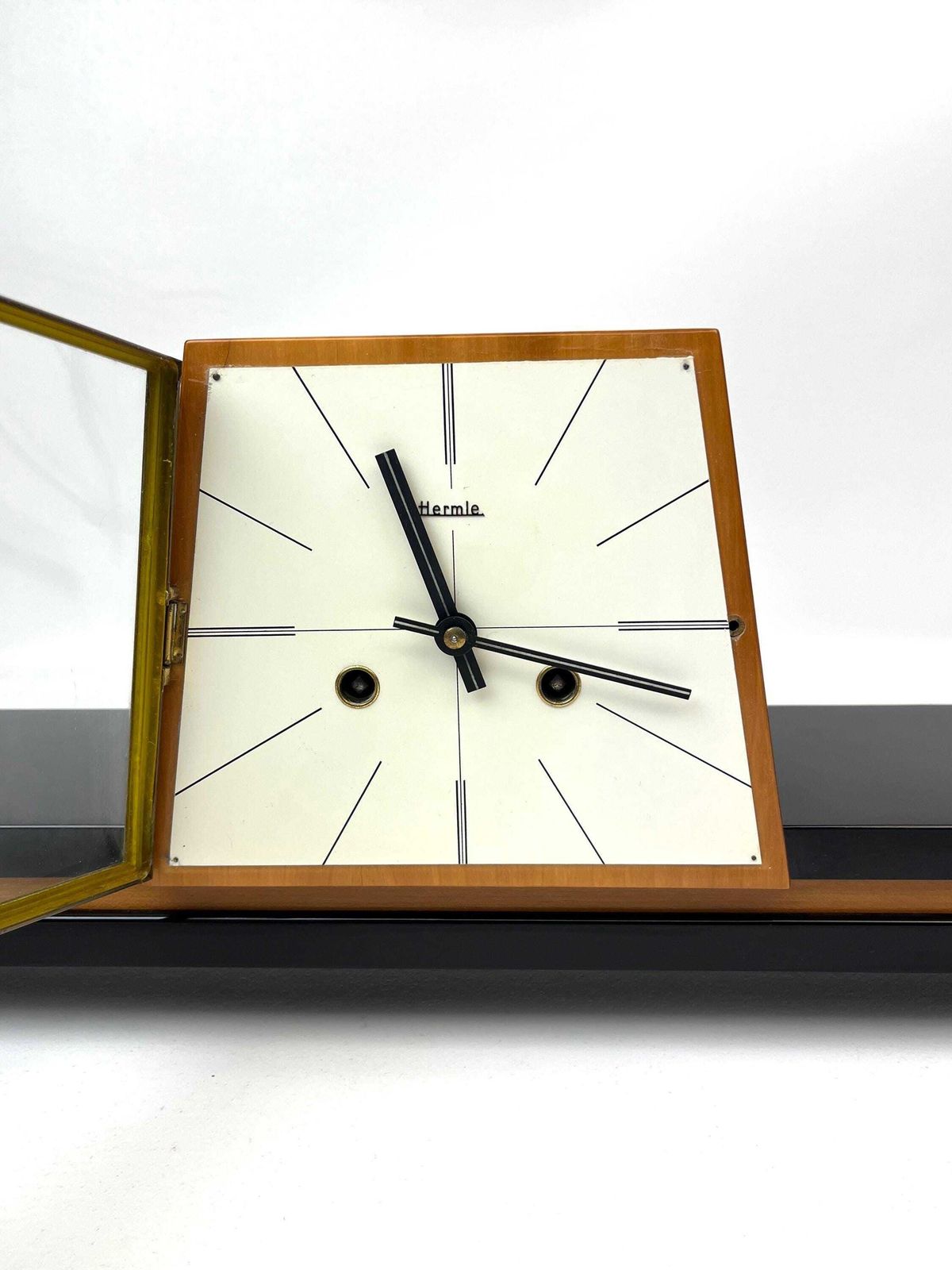 Zeer zeldzame grote Hermle mid-century teakhouten minimalistische schoorsteen- en bureauklok photo vinterior