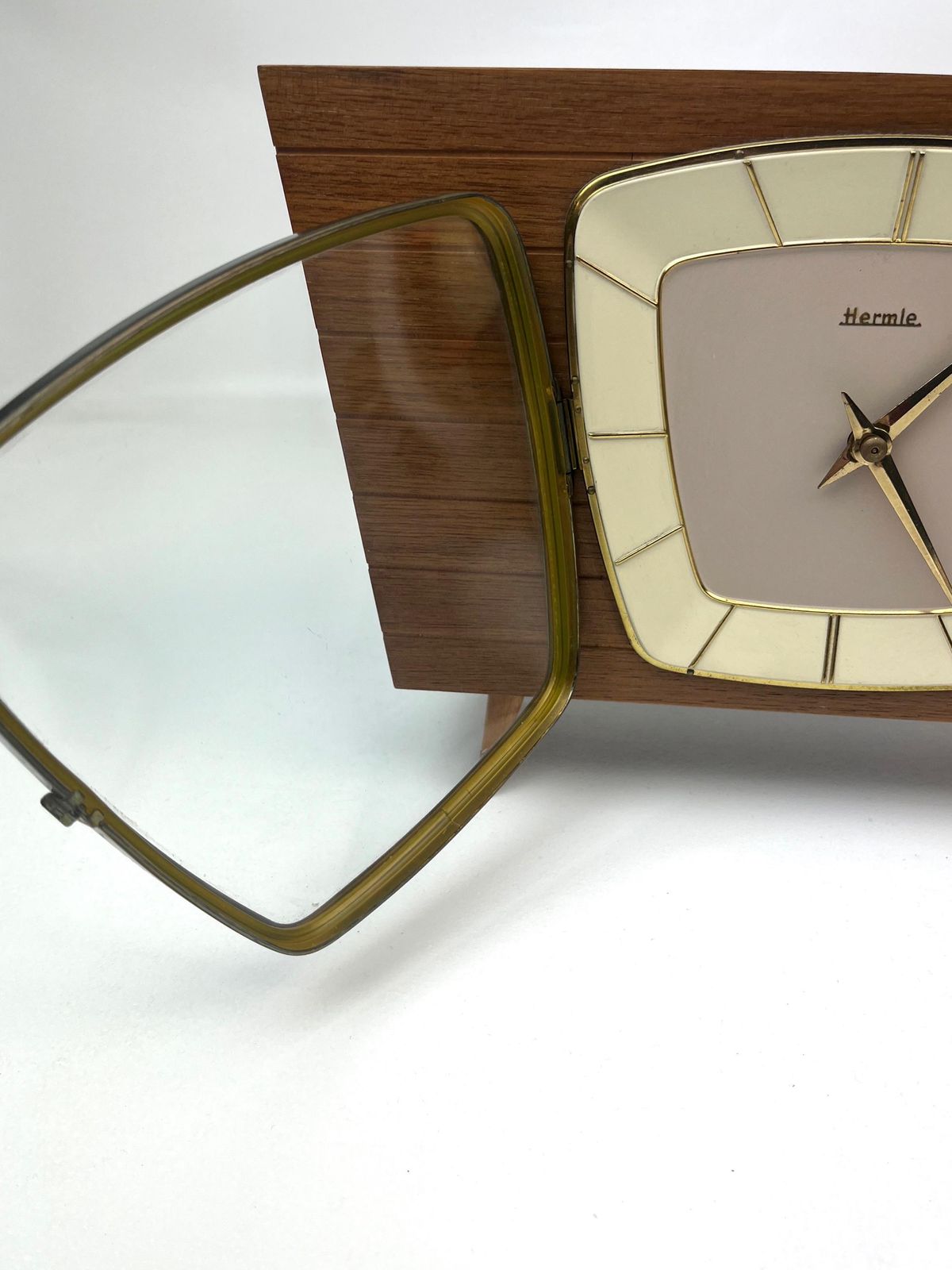 Horloge de bureau mid-century en teck, pieds épingle, par Hermle, Allemagne, 1960 photo vinterior