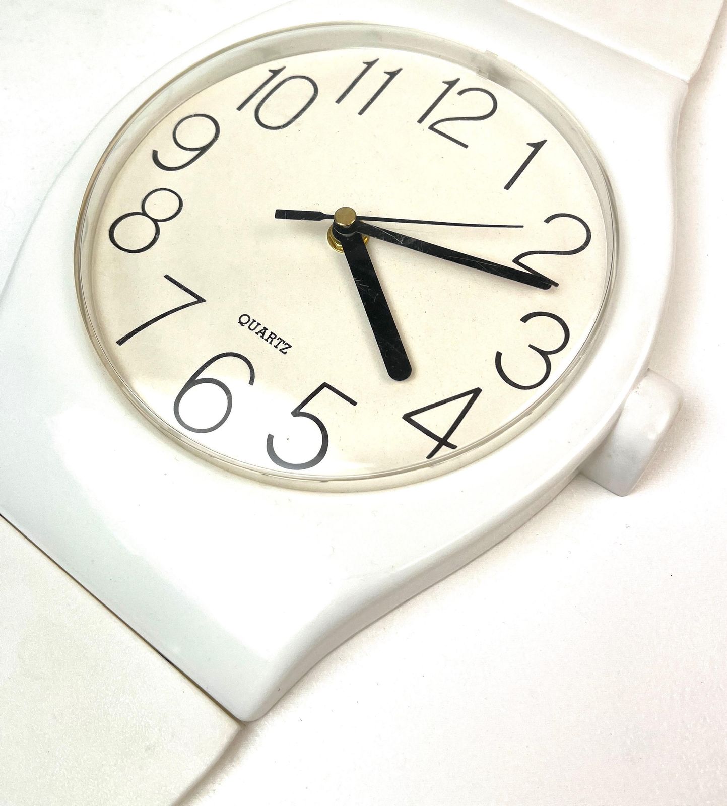 Zeldzame postmoderne jaren 80 witte xl Memphis wandklok in polshorloge-vorm