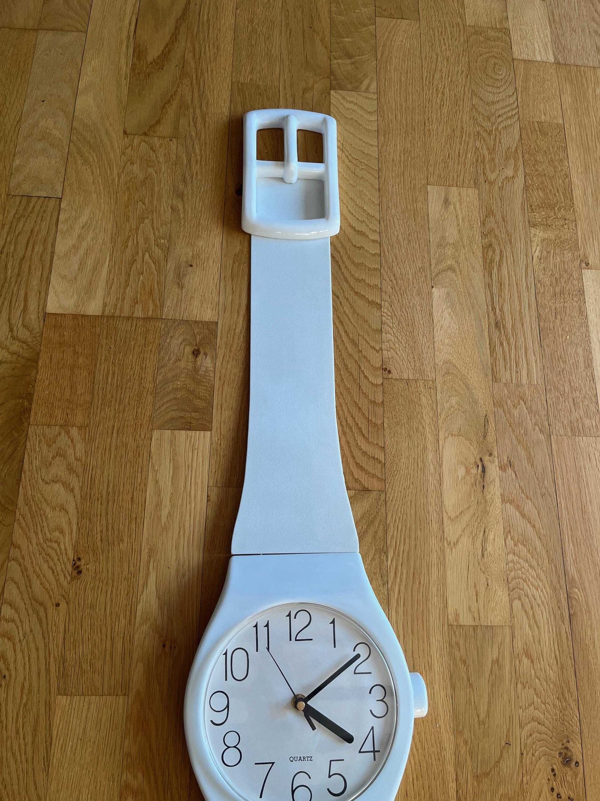 Zeldzame postmoderne jaren 80 witte xl Memphis wandklok in polshorloge-vorm photo Woonaccessoires