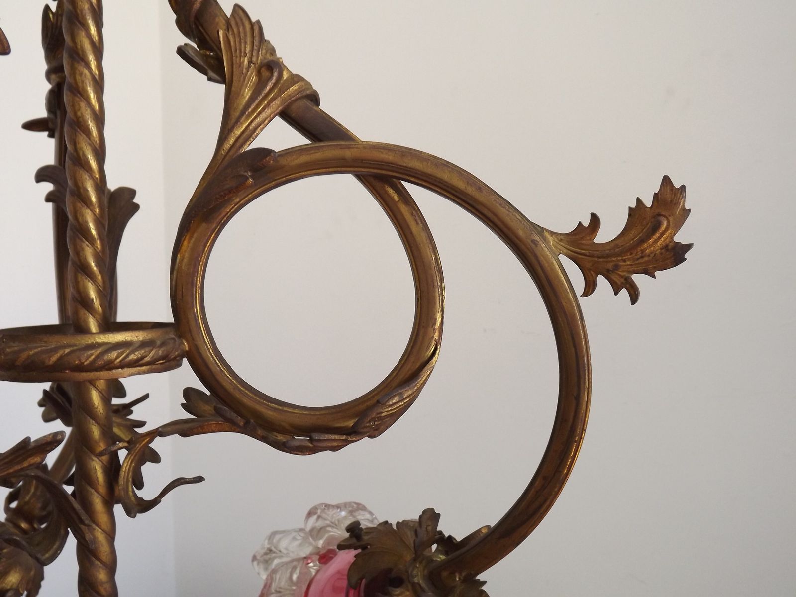 Verlichting 4-lichts Franse Art Nouveau Verguld Bronzen Kroonluchter Roze en Helder Glazen Bloemkappen photo