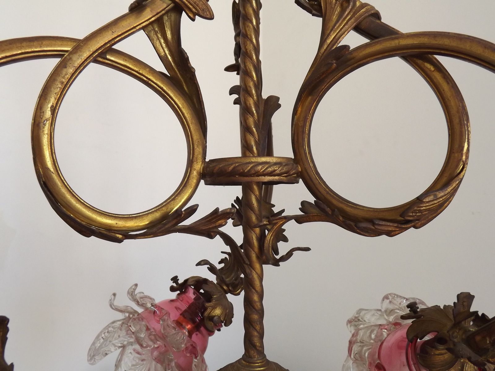1375.0 4-lichts Franse Art Nouveau Verguld Bronzen Kroonluchter Roze en Helder Glazen Bloemkappen photo