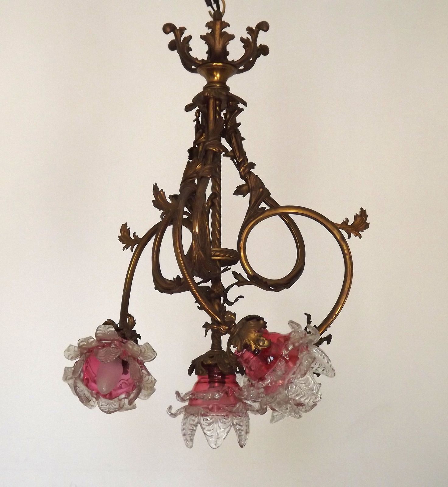 4-lichts Franse Art Nouveau Verguld Bronzen Kroonluchter Roze en Helder Glazen Bloemkappen photo for sale