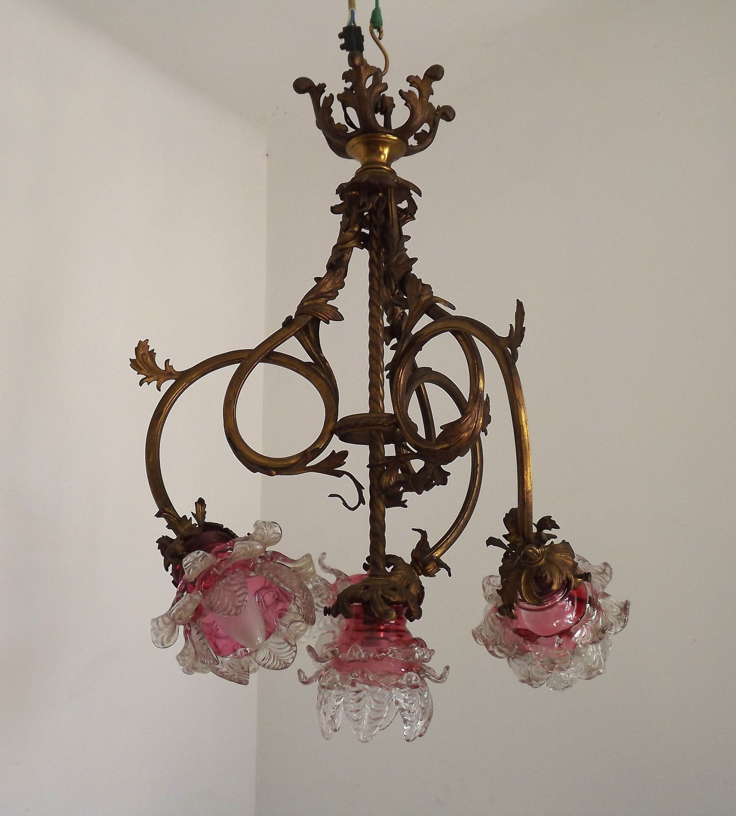 4-lichts Franse Art Nouveau Verguld Bronzen Kroonluchter Roze en Helder Glazen Bloemkappen