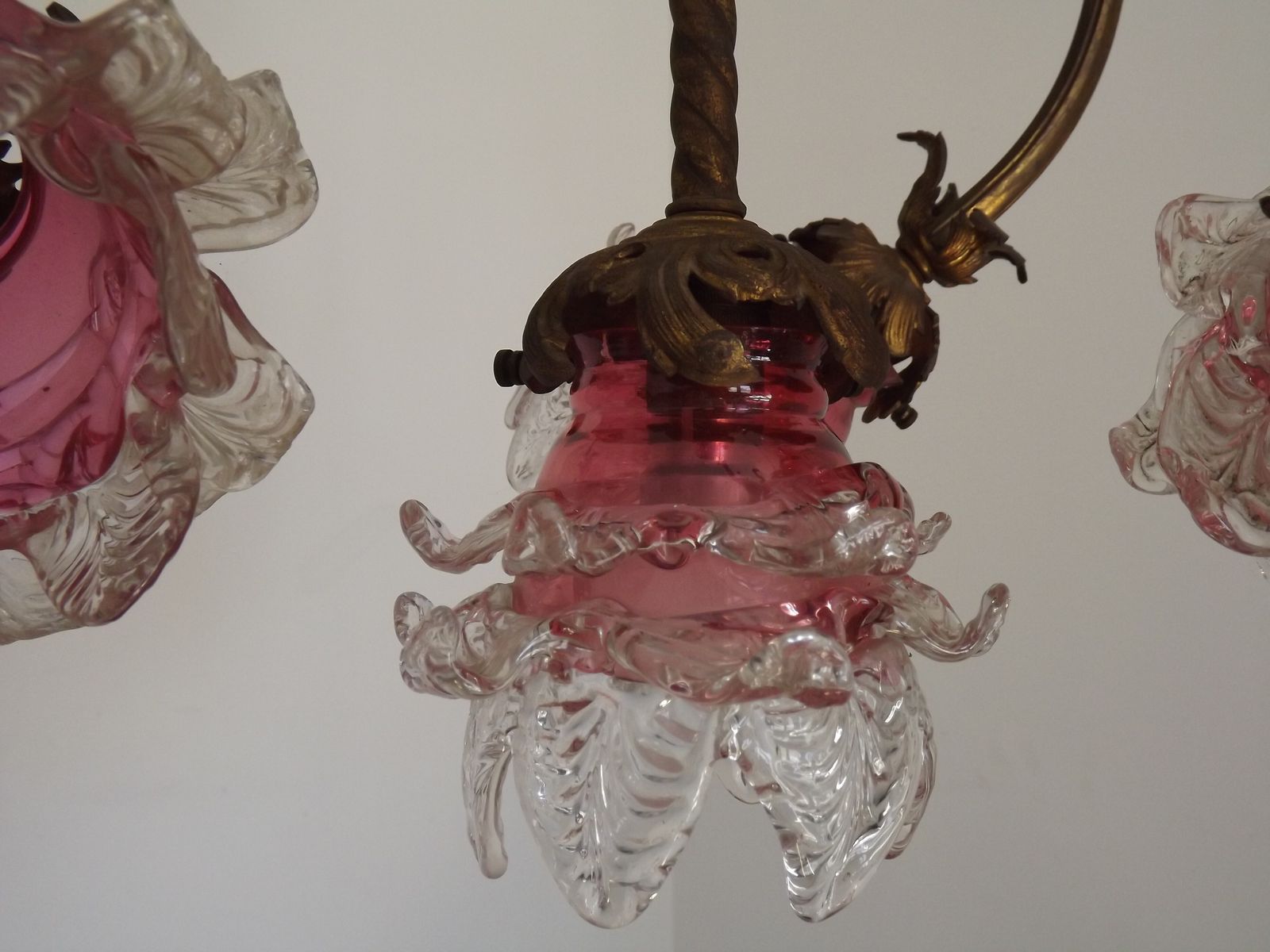 photo buy 4-lichts Franse Art Nouveau Verguld Bronzen Kroonluchter Roze en Helder Glazen Bloemkappen