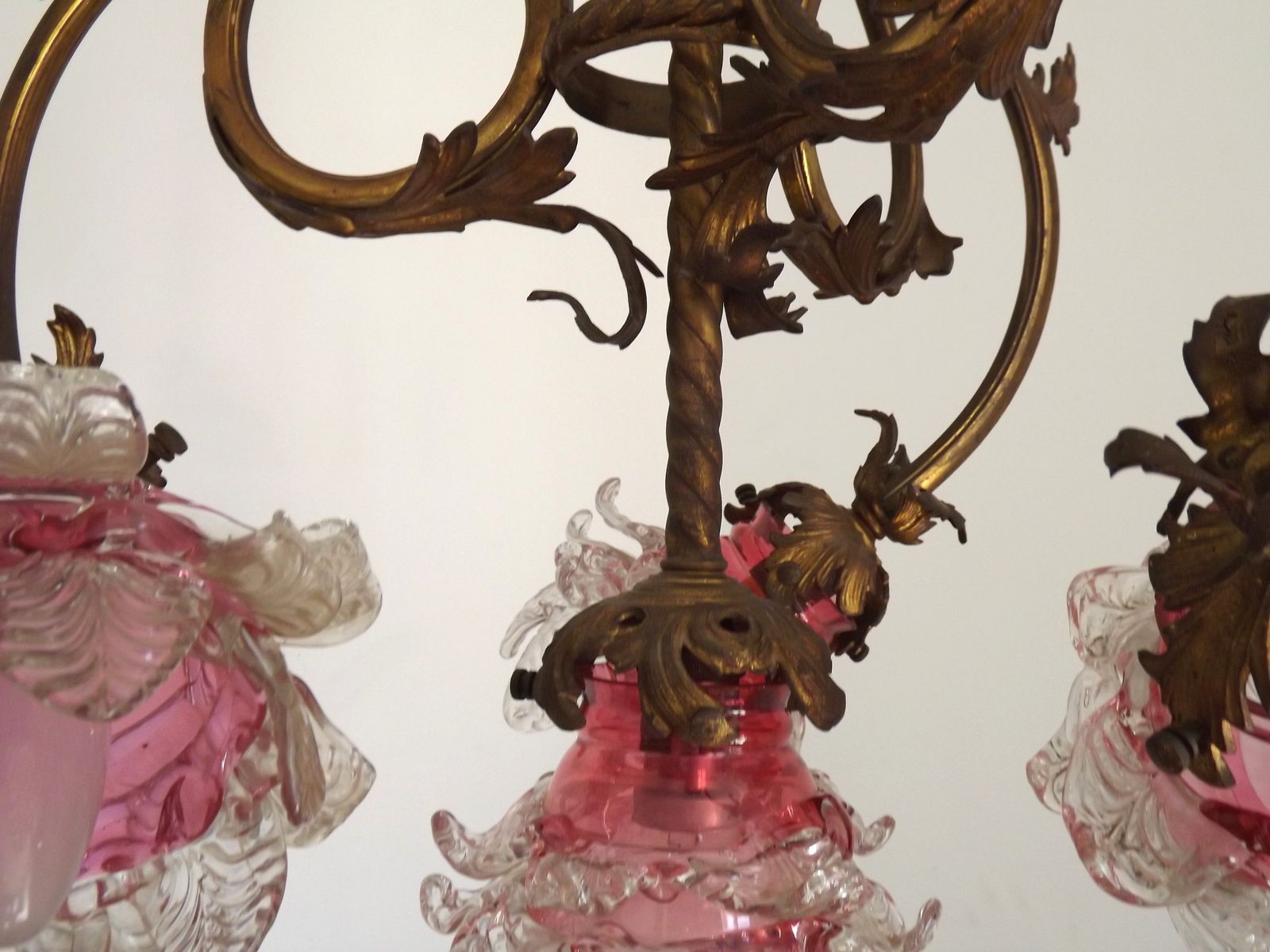 photo vintage 4-lichts Franse Art Nouveau Verguld Bronzen Kroonluchter Roze en Helder Glazen Bloemkappen
