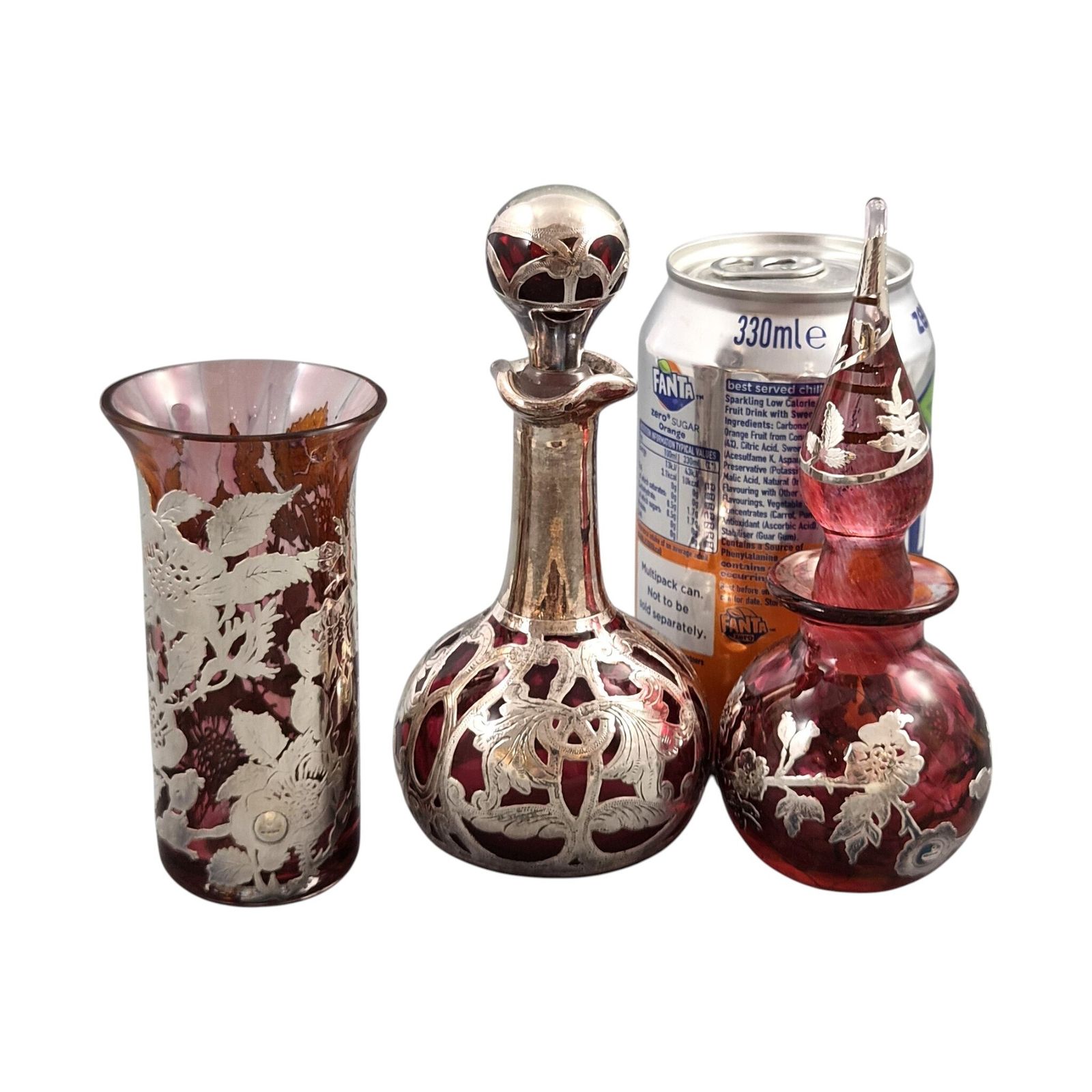 photo vintage Gorham & Laugharne Robijnrood Glas en Zilver Vanity Ensemble, ca. 1900/ca. jaren 1980