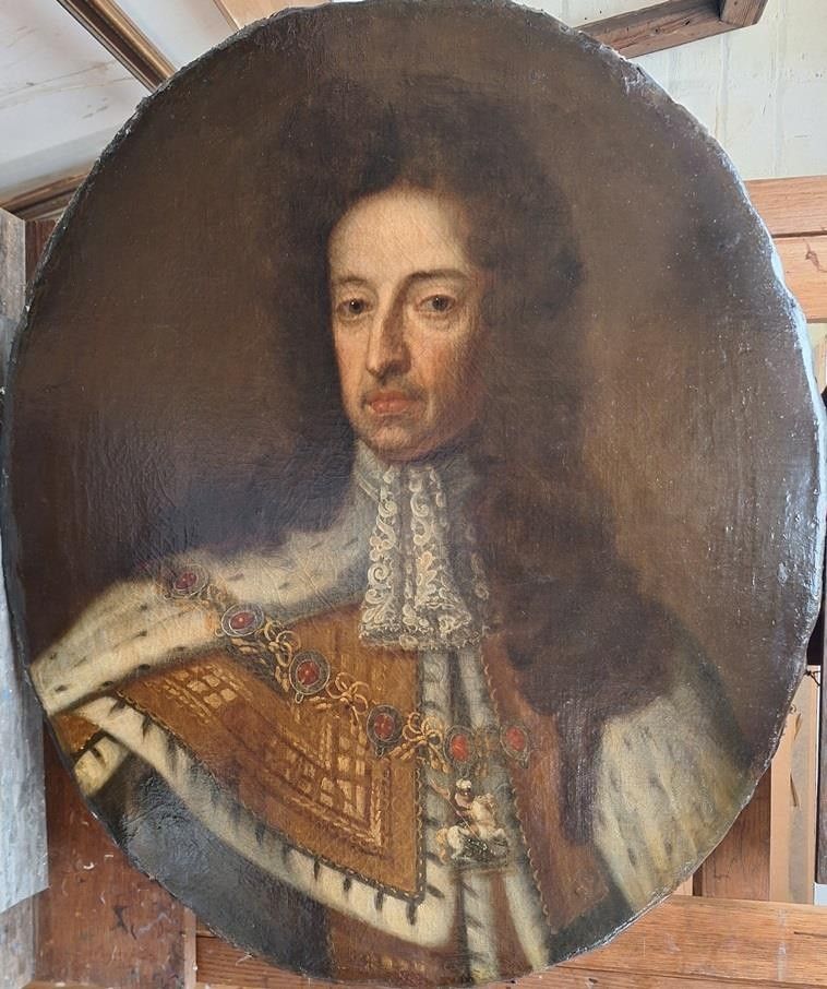 Groot 18e-eeuws olieverfportret van de koninklijke koning Willem III in koninklijke gewaden, de Orde van de Kouseband dragend, naar Godfrey Kneller photo for sale