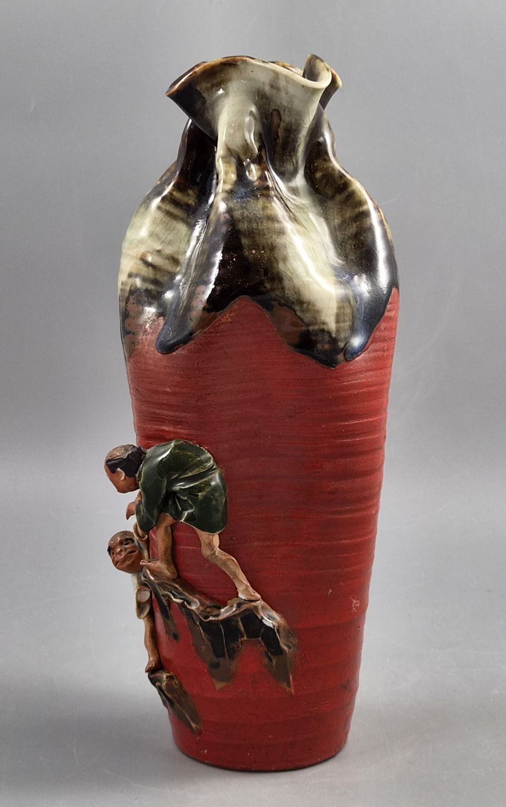 Tall Japanese Sumida Gawa Vase By Inoue Ryōsai, Climbing Figures On Red Ground, Meiji–Taishō C.1900 photo furniture