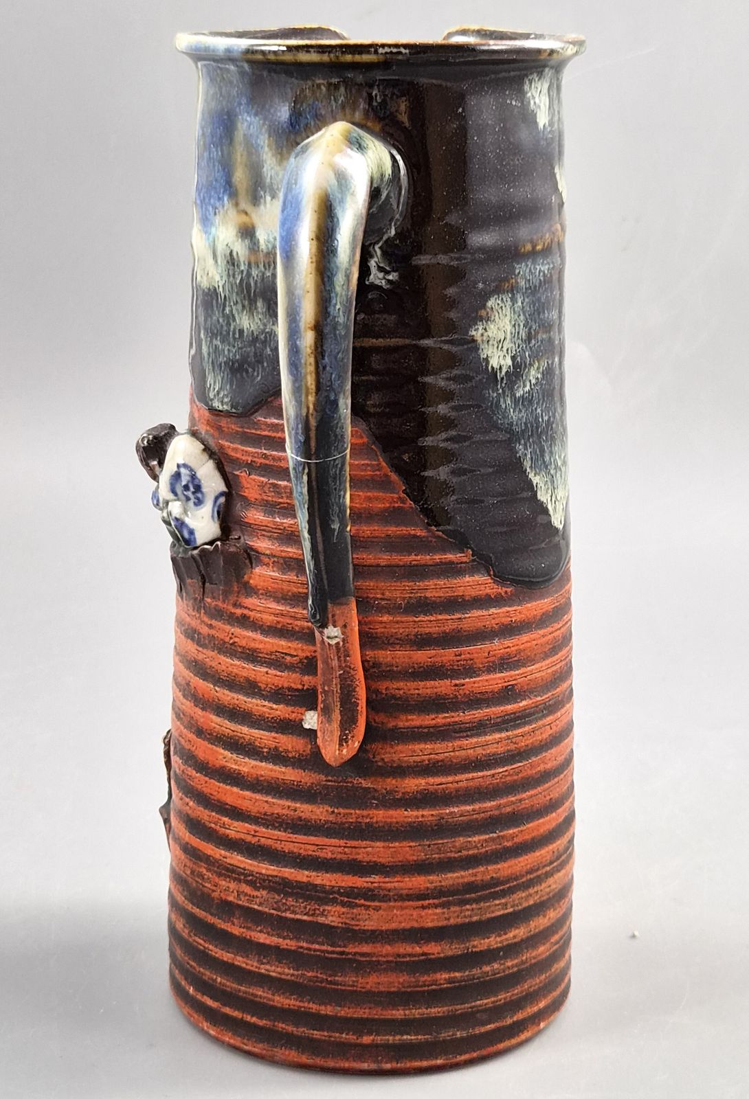 Japanse Sumida Gawa-kan, sake-schenktafereel met twee figuren, Meiji-Taishō ca. 1900 photo for sale