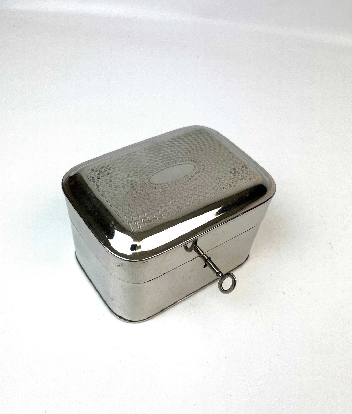 Boîte à bijoux Bauhaus allemande, couvercle guilloché chromé Art déco, avec serrure et clé, 1930