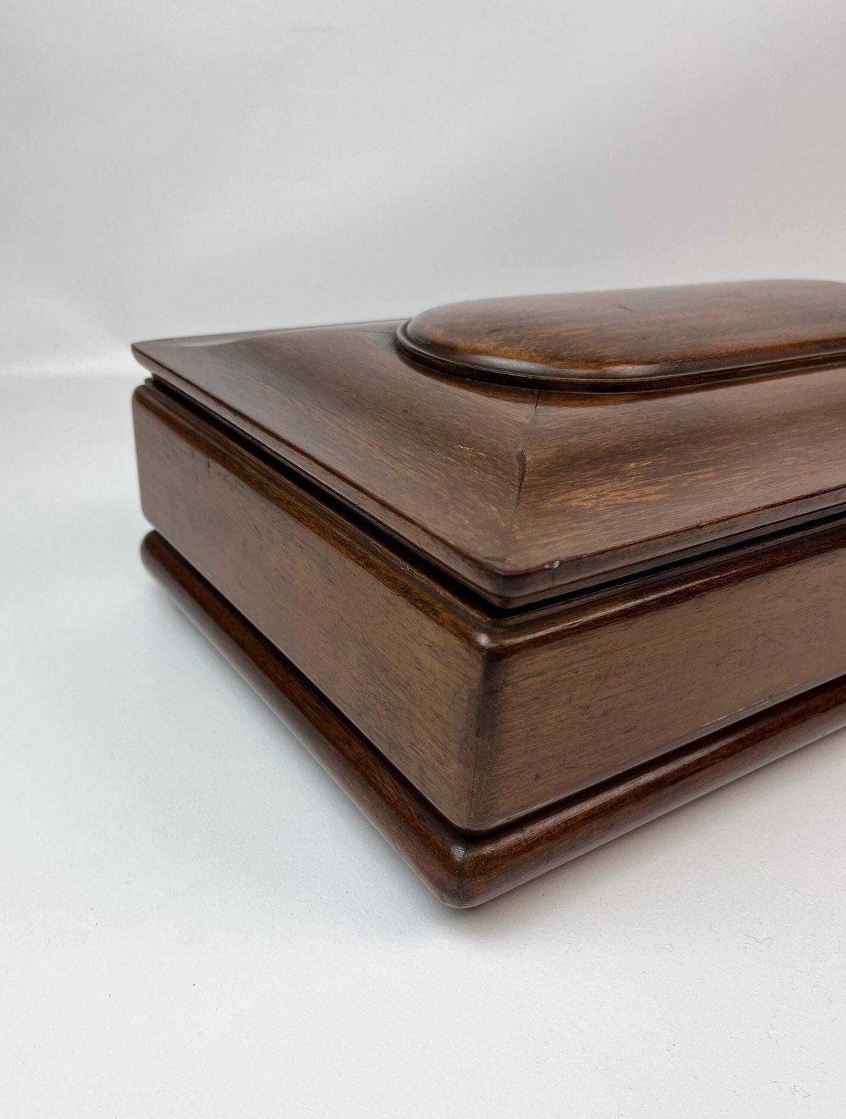 Indrukwekkende grote XL antieke art deco sieradendoos van kersenhout en wortelhout met slot en sleutel photo for sale