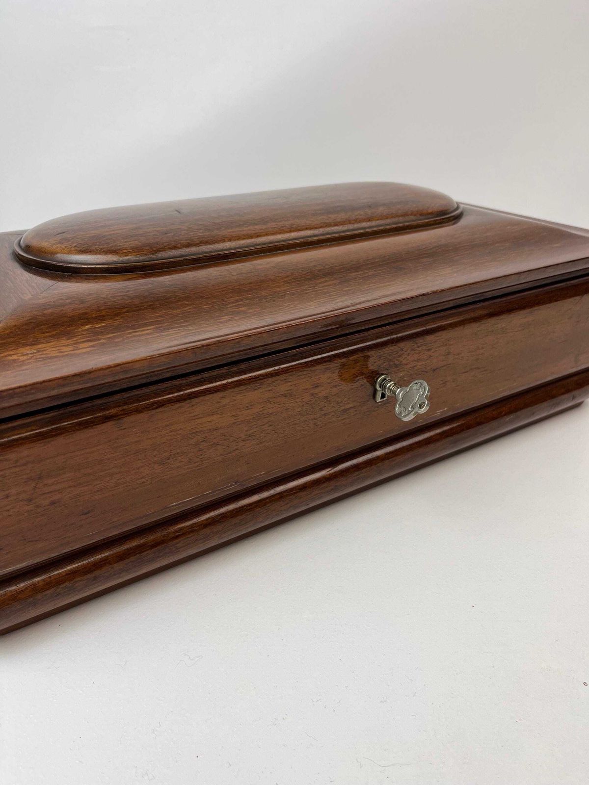 Indrukwekkende grote XL antieke art deco sieradendoos van kersenhout en wortelhout met slot en sleutel photo Woonaccessoires