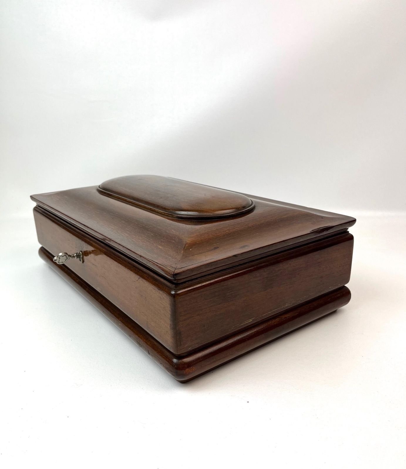 photo furniture Indrukwekkende grote XL antieke art deco sieradendoos van kersenhout en wortelhout met slot en sleutel