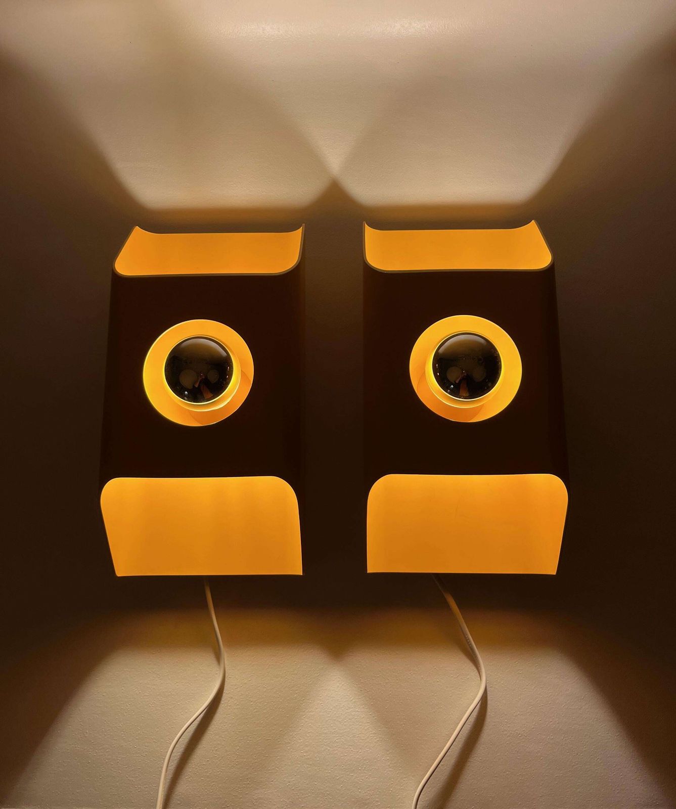 Paire d'appliques murales cubistes mid-century Space Age jaune moutarde, par Klaus Hempel pour Kaiser photo furniture