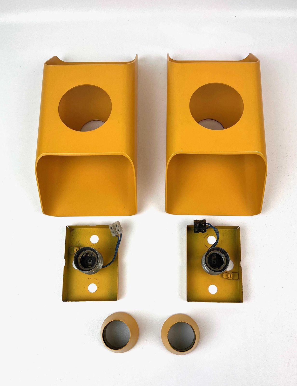 photo for sale Paire d'appliques murales cubistes mid-century Space Age jaune moutarde, par Klaus Hempel pour Kaiser