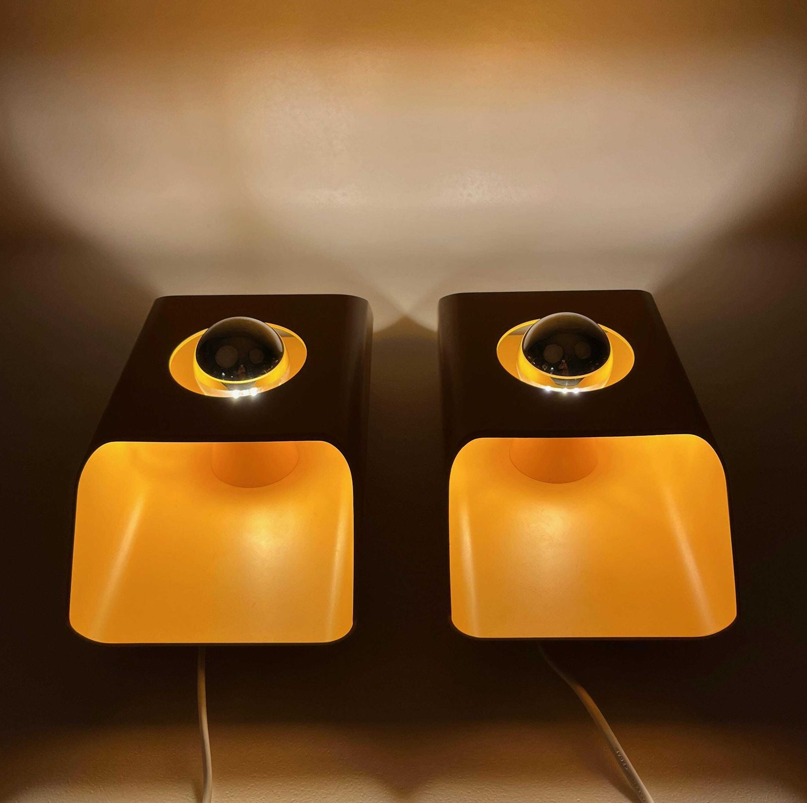1064.0 Paire d'appliques murales cubistes mid-century Space Age jaune moutarde, par Klaus Hempel pour Kaiser photo