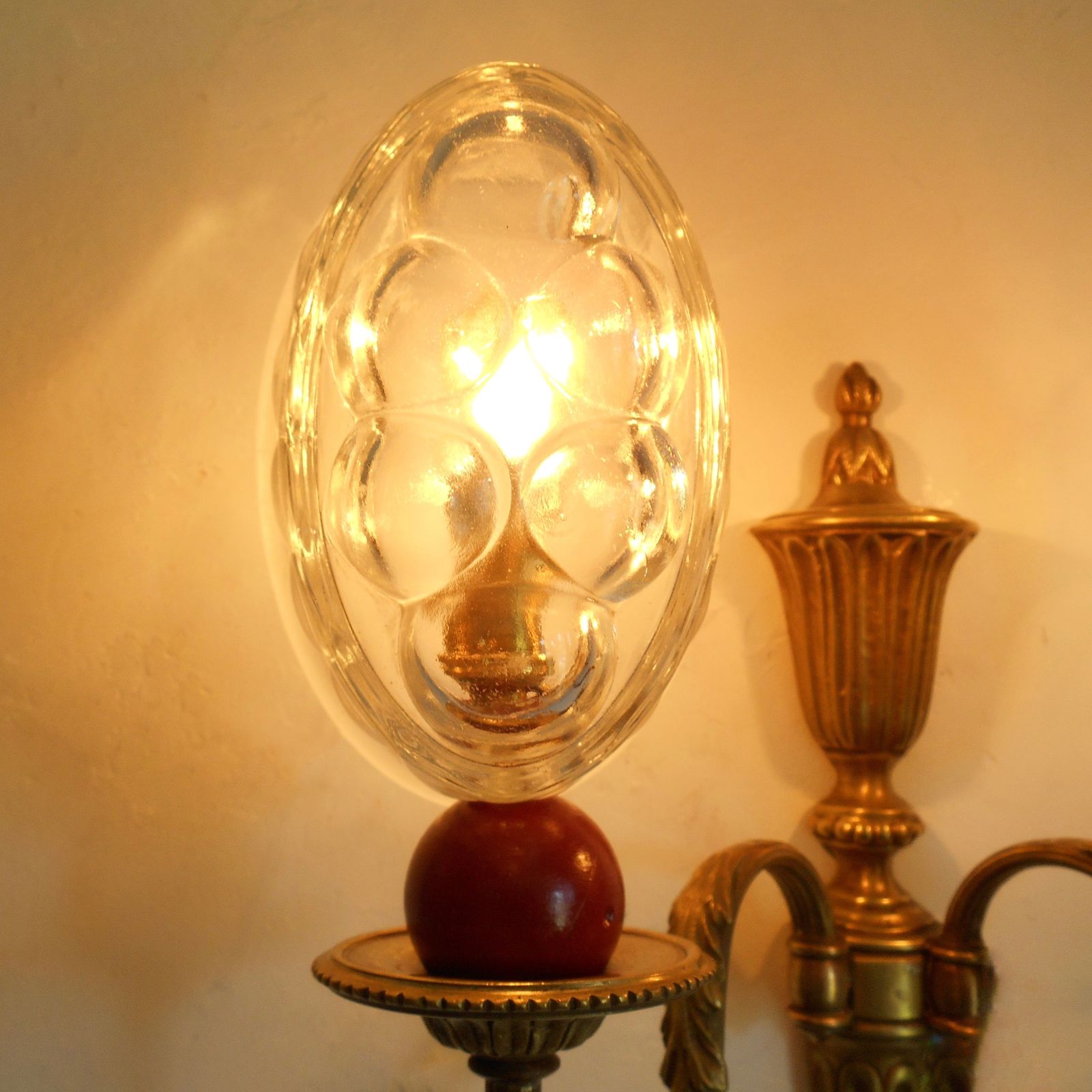 photo for sale Paar Franse antieke wandlampen van massief messing met dubbele arm en glazen puddingvormschaduwen
