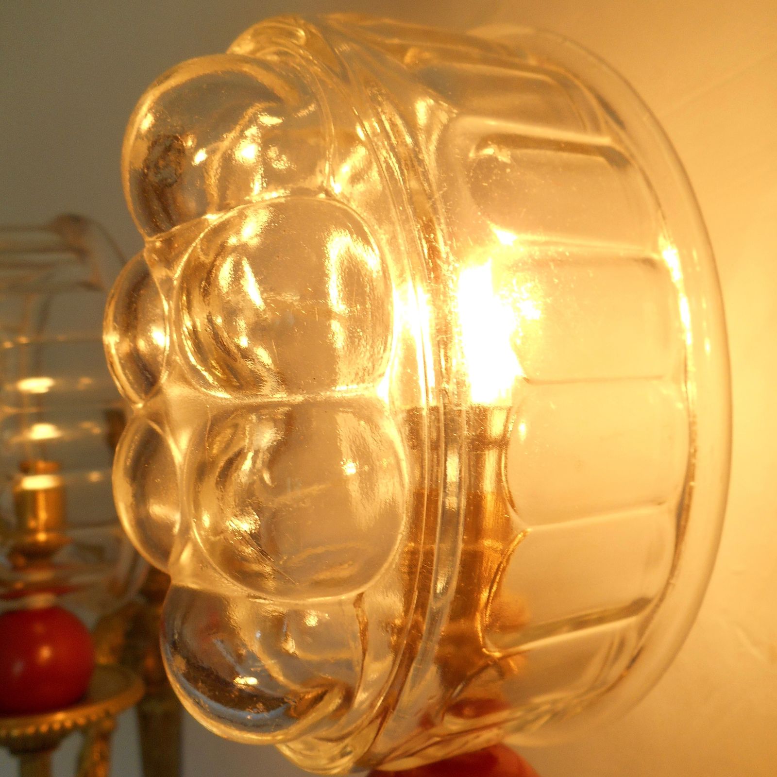 photo vintage Paar Franse antieke wandlampen van massief messing met dubbele arm en glazen puddingvormschaduwen