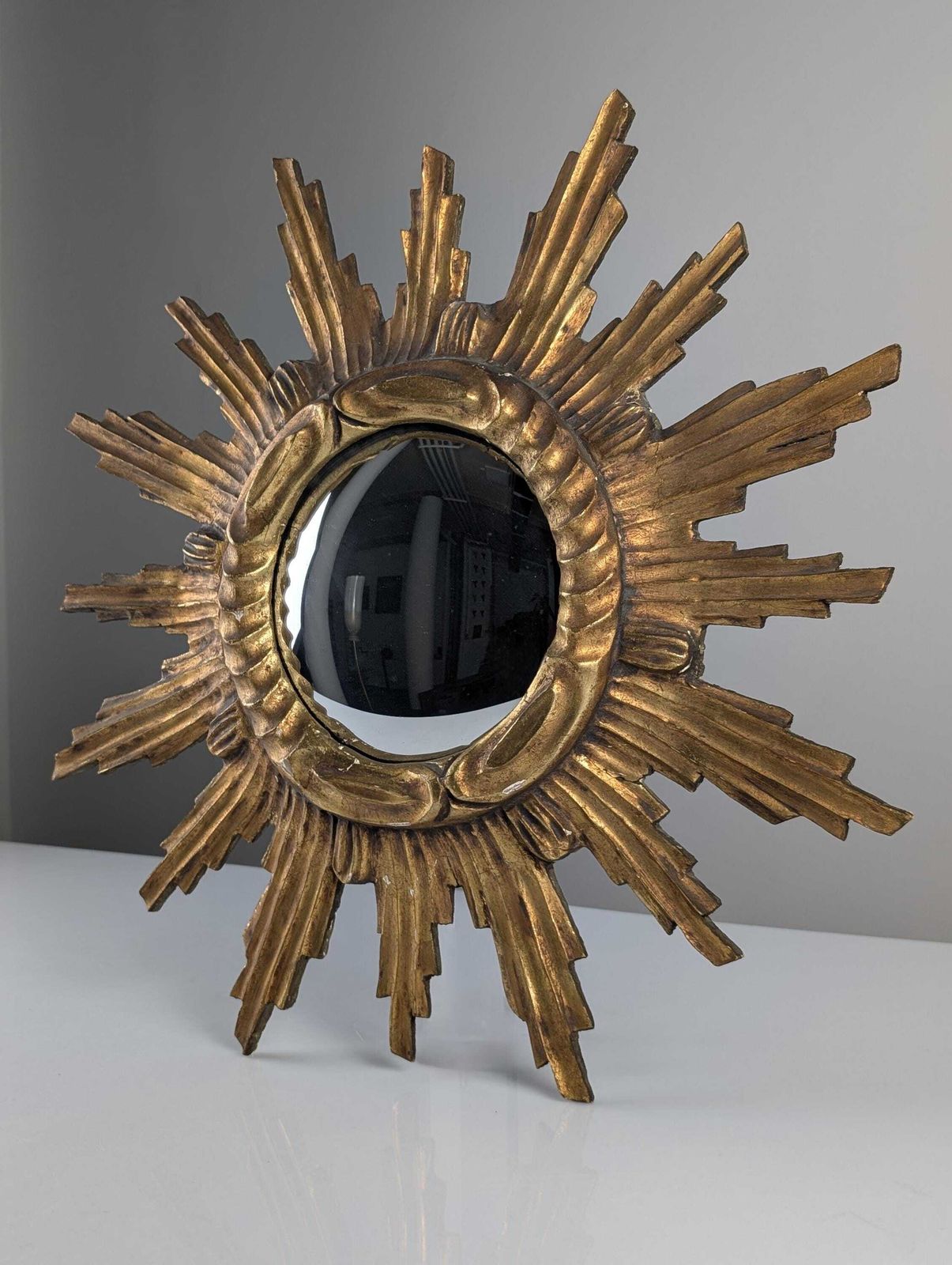 Miroir mural convexe en bois doré sculpté à décor de soleil, années 1950 photo furniture