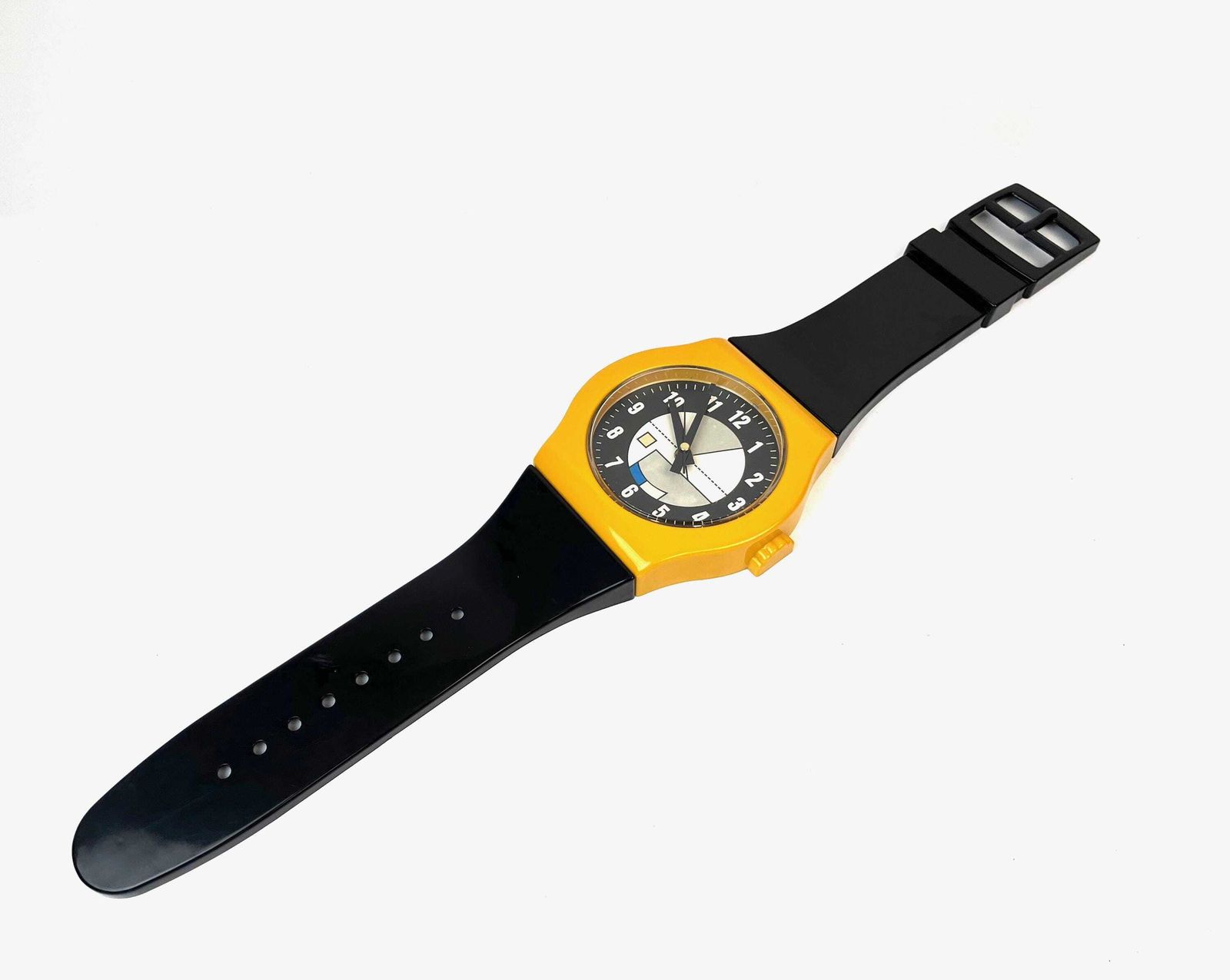 Horloge murale XL postmoderne Memphis Age en forme de montre-bracelet, noire et jaune moutarde, années 1980. photo furniture