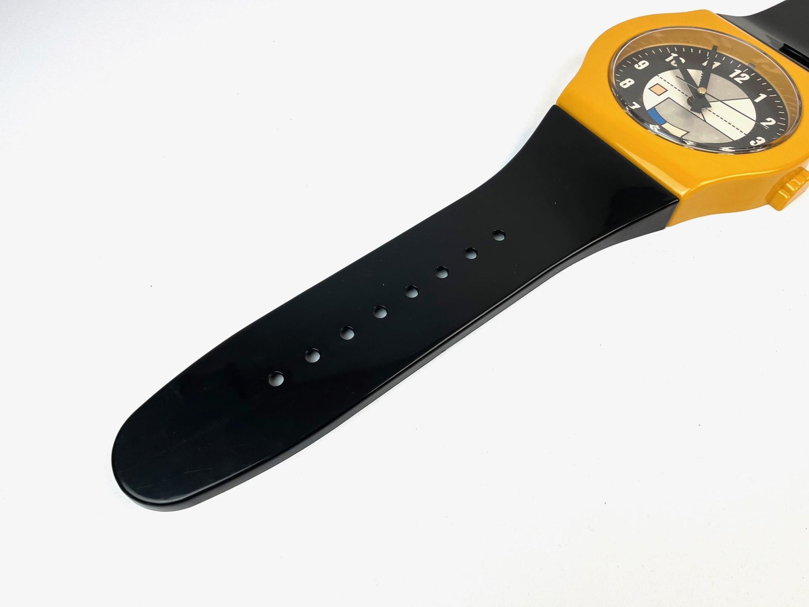 Horloge murale XL postmoderne Memphis Age en forme de montre-bracelet, noire et jaune moutarde, années 1980. photo for sale