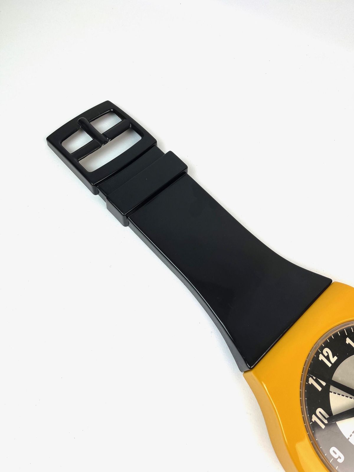 Horloge murale XL postmoderne Memphis Age en forme de montre-bracelet, noire et jaune moutarde, années 1980. photo Décoration