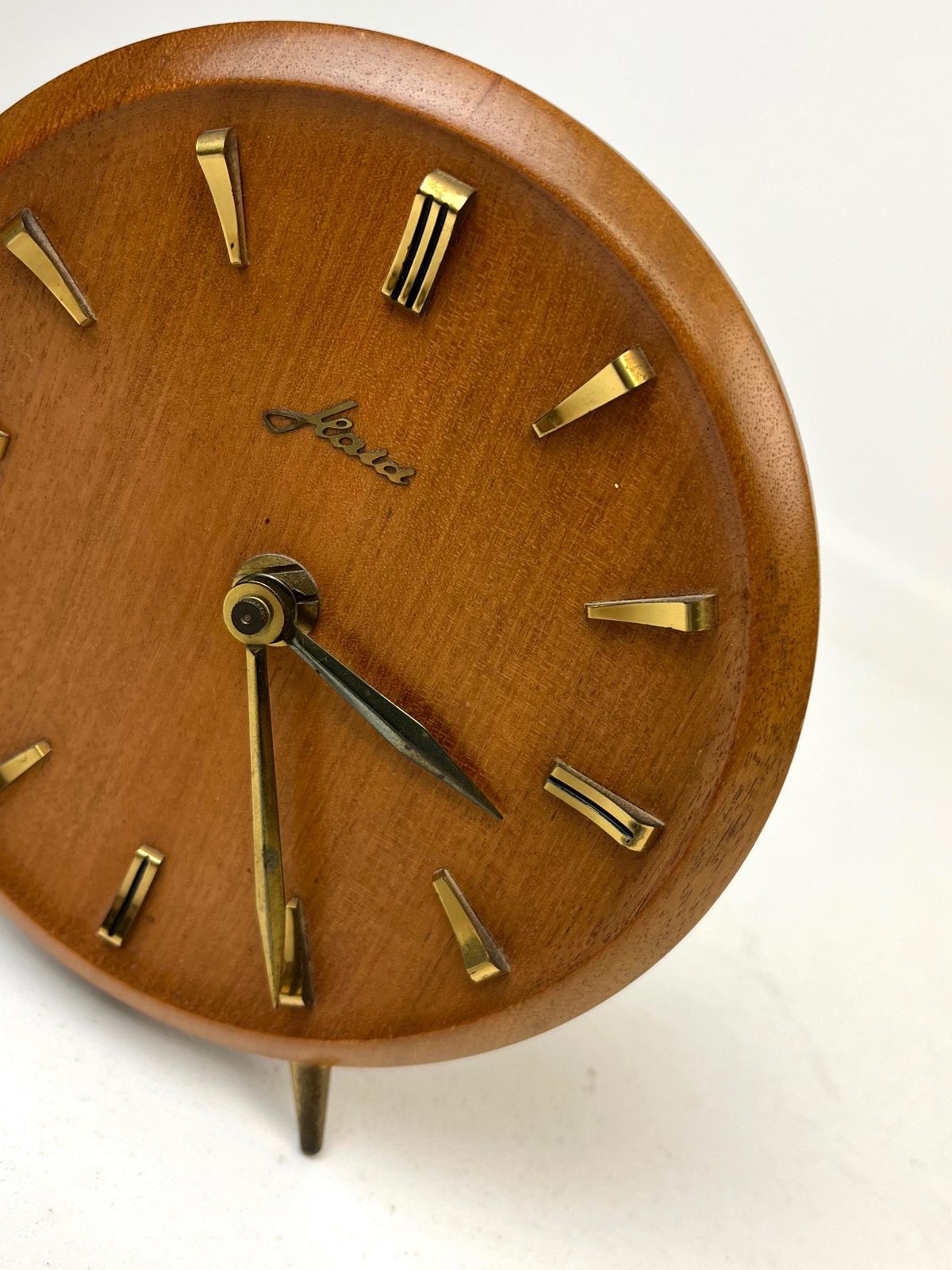 Ronde Mid-Century Teakhouten Driepoot Bureauklok van Haid, Duitsland, 1960. photo for sale