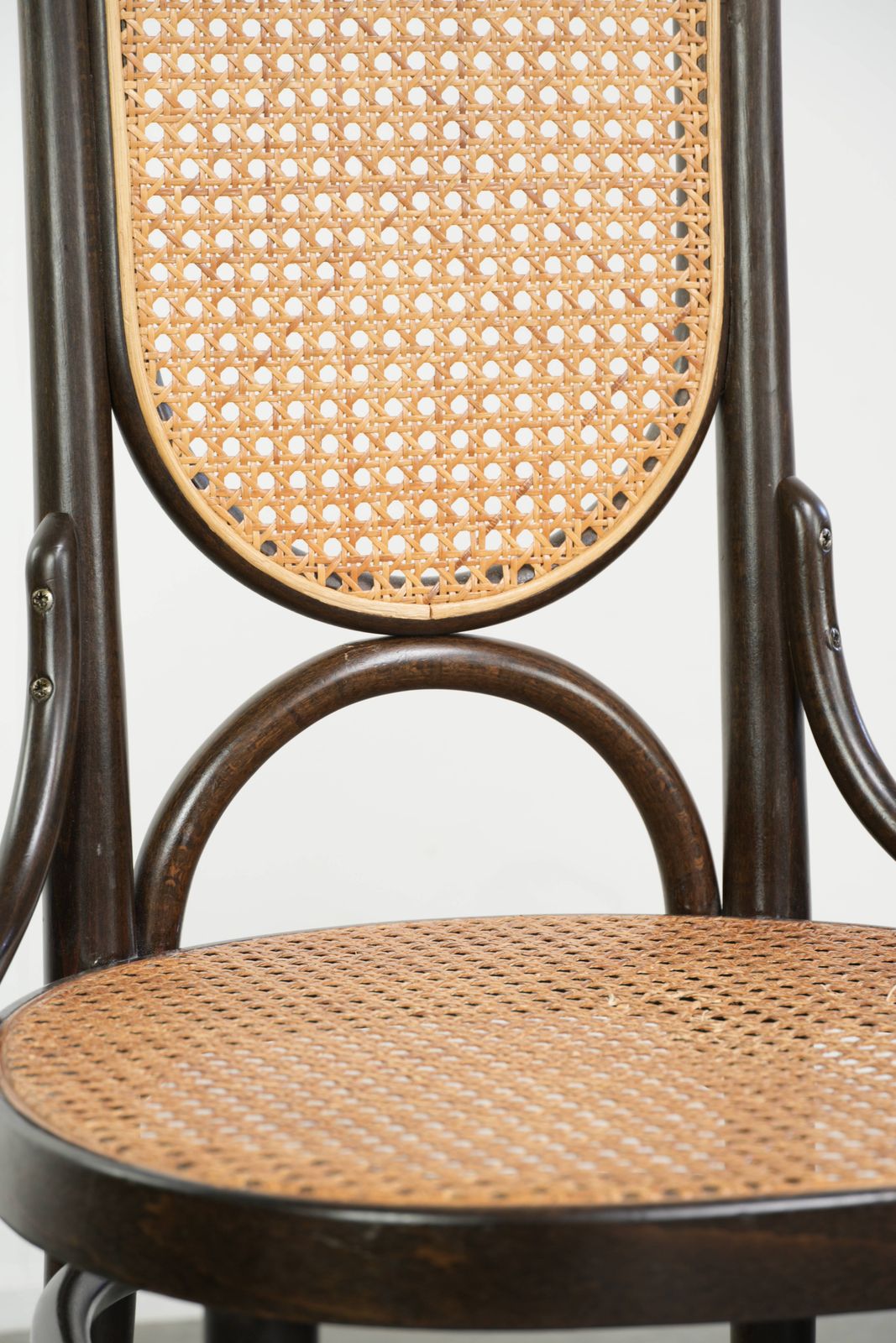 photo vinterior Set van 6 Vintage Thonet Long John Stoelen met Hoge Rug, Geweven Zitting en Rugleuning, en Sierlijk Gebogen Hout.