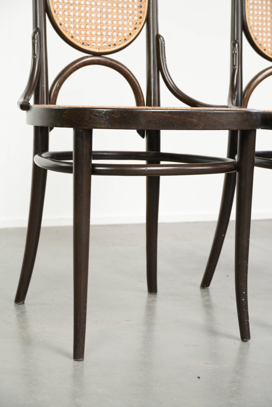 photo vintage Set Of 6 Original Vintage Thonet Long John Chairs With A High Back, Webbing Seat And Backrest, And Gracefully Curved Wood.