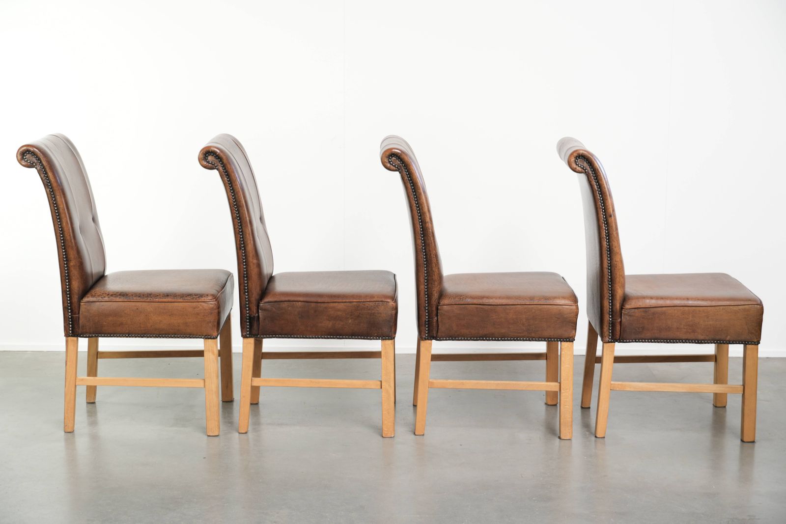 Set van 4 grote schapenvachten eetkamerstoelen in donker cognac met een Engelse uitstraling. photo for sale