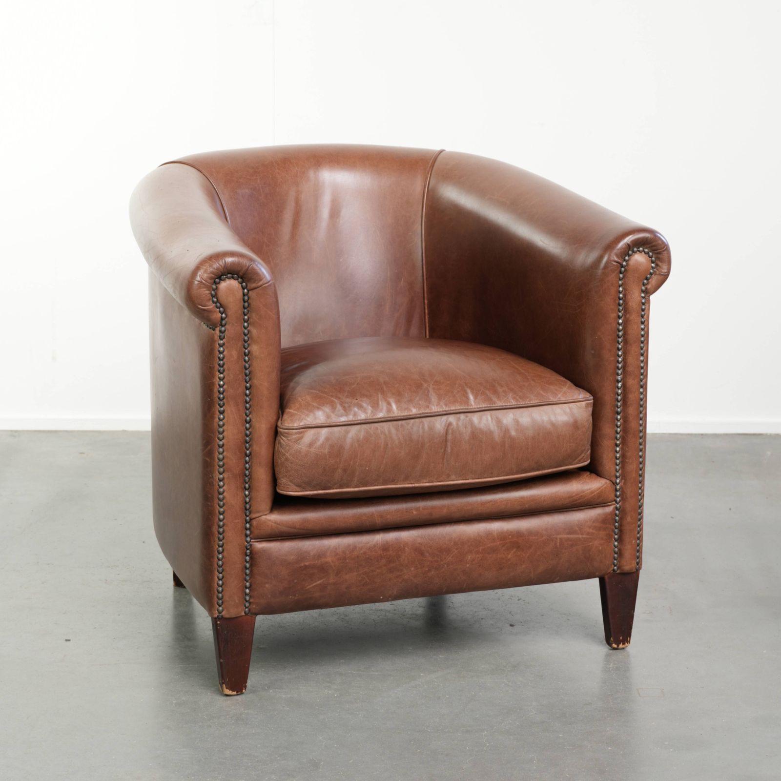 Cognackleurige Engelse stijl koeienhuid leren club fauteuil, goede staat