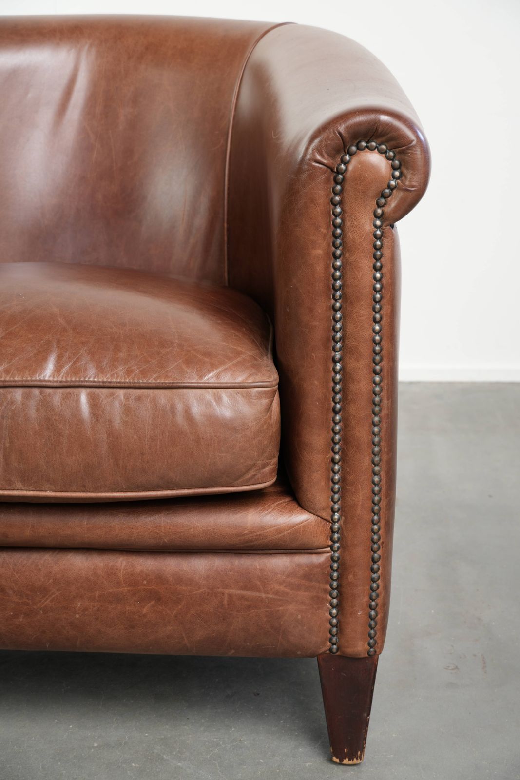 Meubels Cognackleurige Engelse stijl koeienhuid leren club fauteuil, goede staat photo