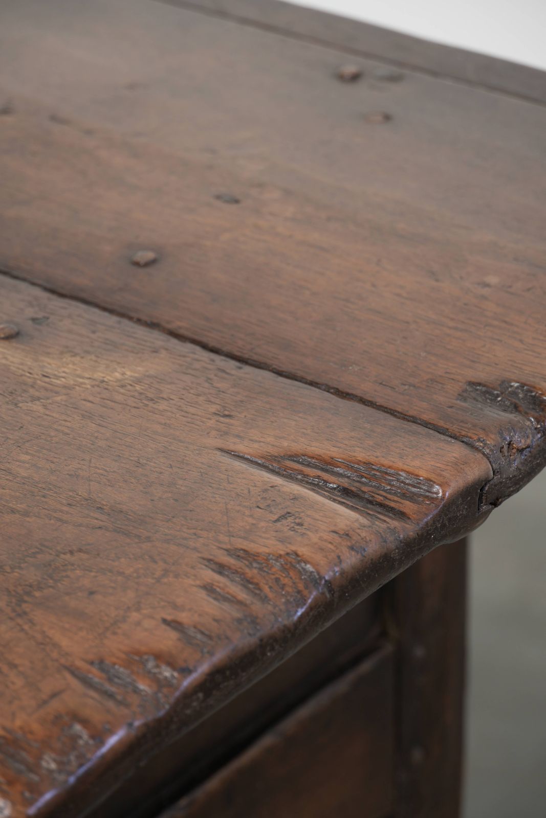 photo vinterior Robuust antiek dressoir in Engelse stijl, 19e eeuw, met landelijke uitstraling en mooie patina.
