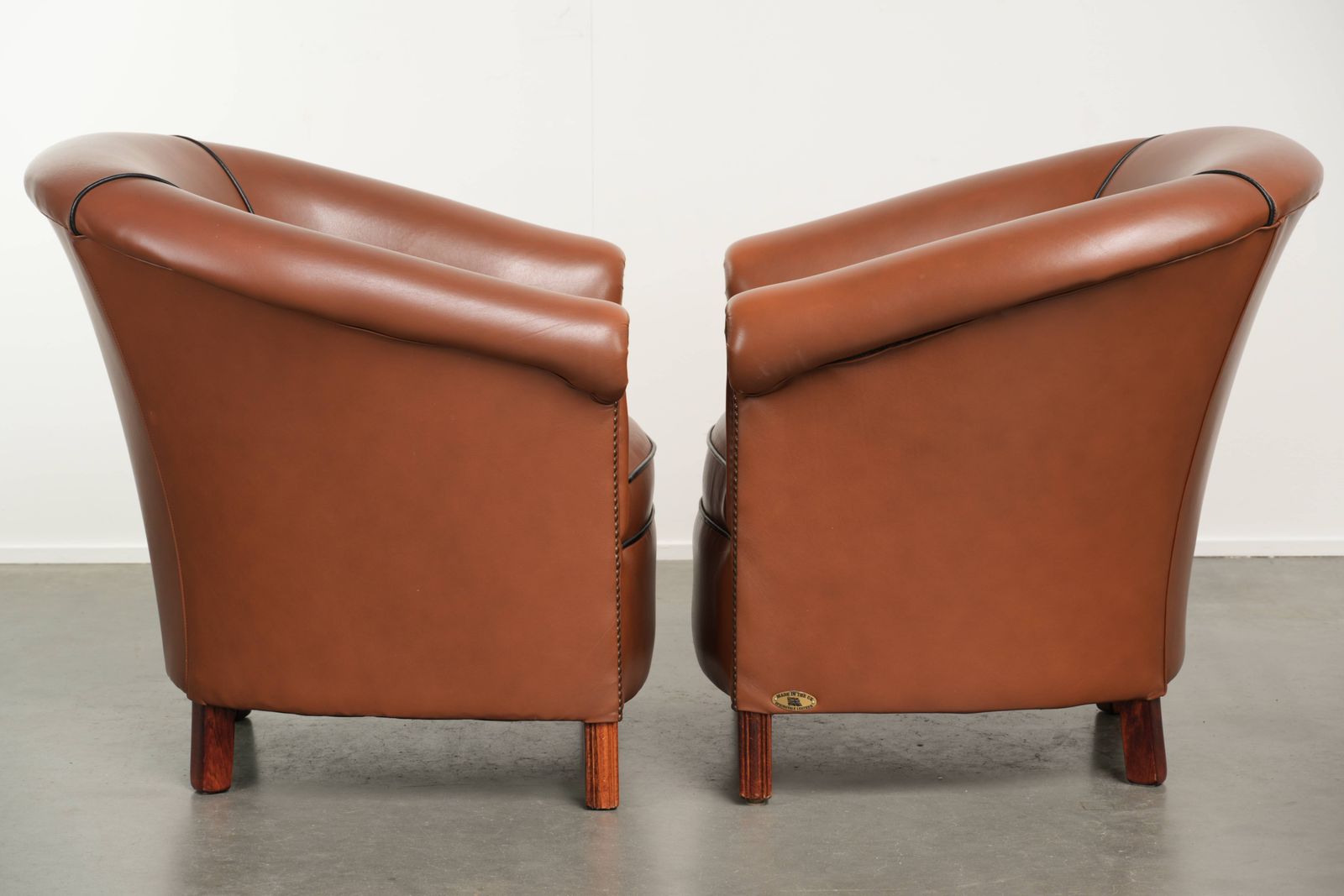 Set van 2 koehuidenleren club fauteuils in goede staat met een luxueuze Engelse uitstraling. photo furniture