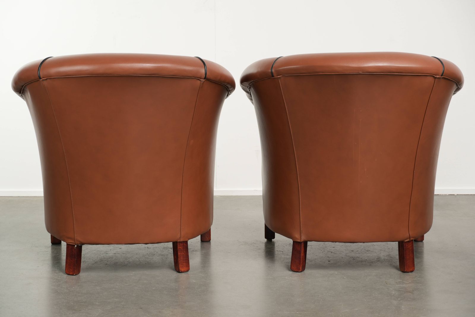 Set van 2 koehuidenleren club fauteuils in goede staat met een luxueuze Engelse uitstraling. photo for sale