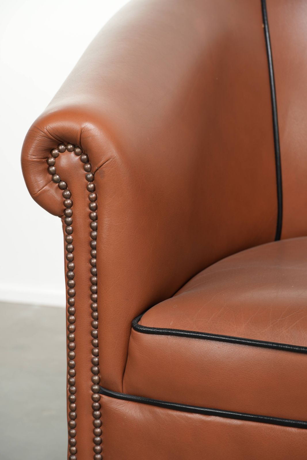 Meubels Set van 2 koehuidenleren club fauteuils in goede staat met een luxueuze Engelse uitstraling. photo