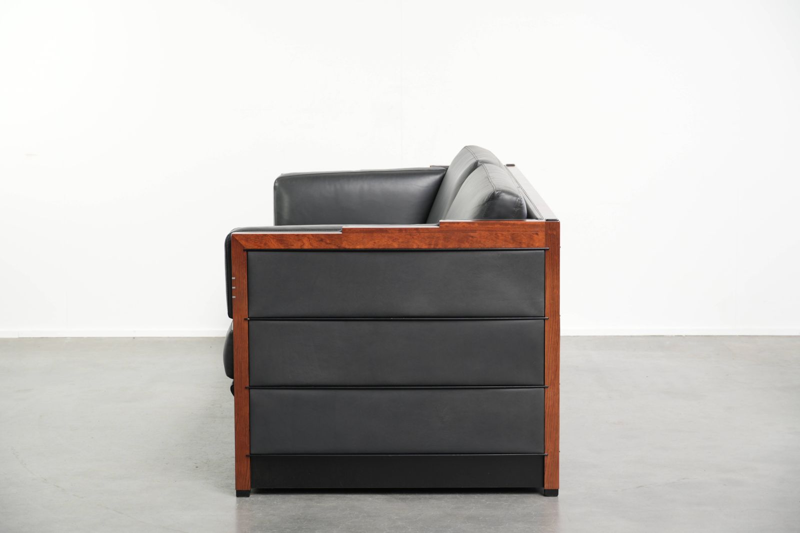 Tijdloze 3-zitsbank, art deco design, bekleed met zwart koeienleer en afgewerkt met houten details photo Meubels