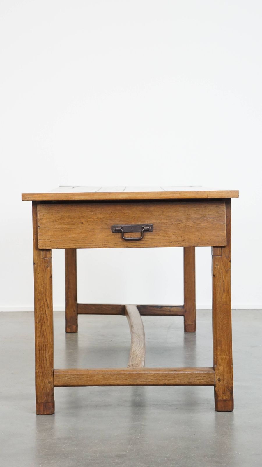 Meubels Grote Antieke Franse Boerenhoeve Eettafel van Fruitwood uit de Late 18e Eeuw met Mooie en Originele Details. photo