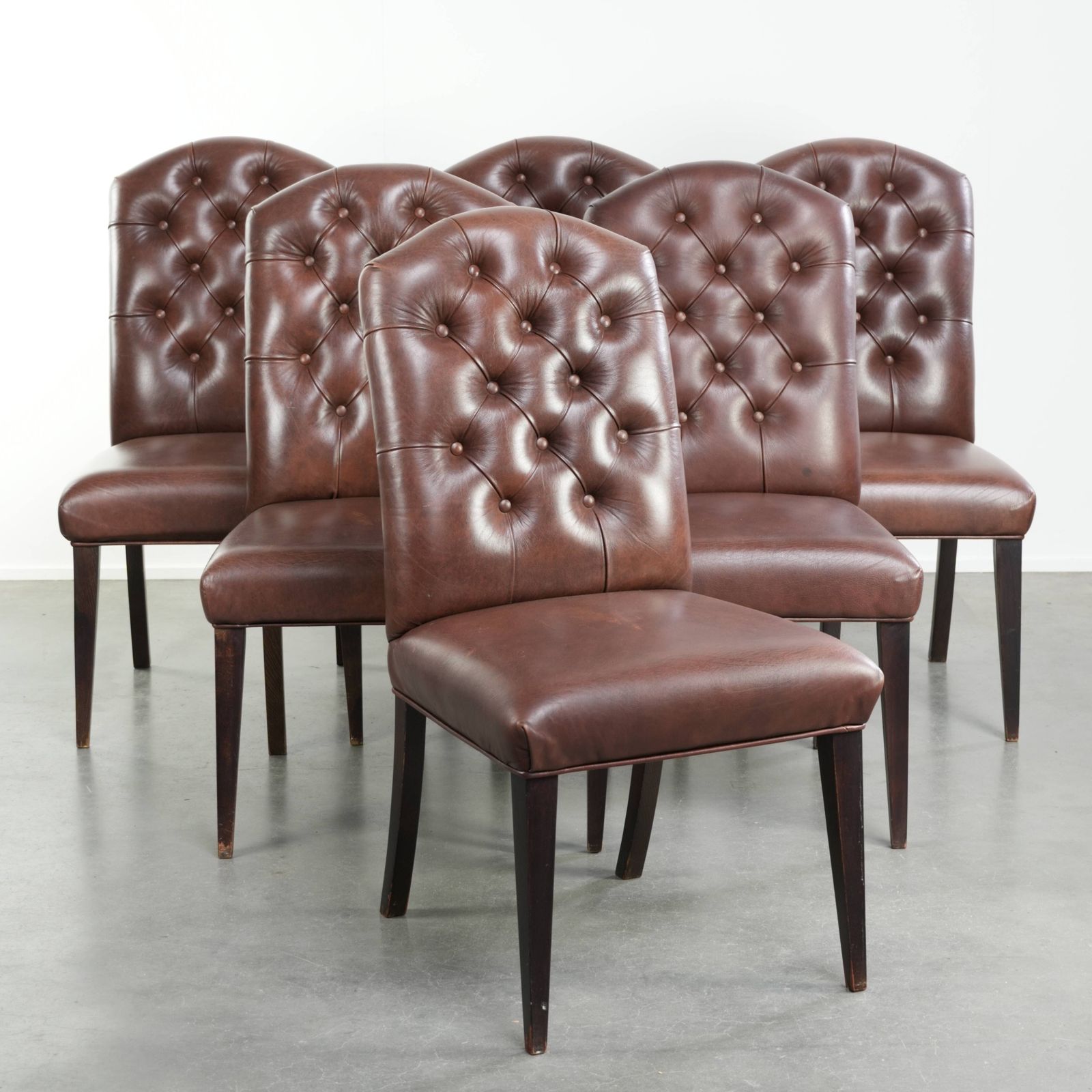 Set van 6 Fijne Cognackleurige Koeienhuid Chesterfield Eetkamerstoelen in Engelse Stijl