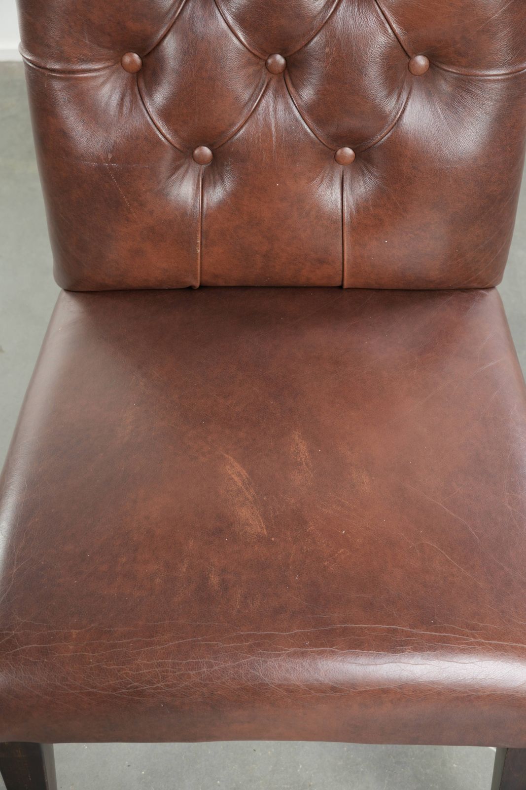1001.0 Mooie set van 4 vintage koehuid Chesterfield eetkamerstoelen in een mooie donkerbruine kleur. photo