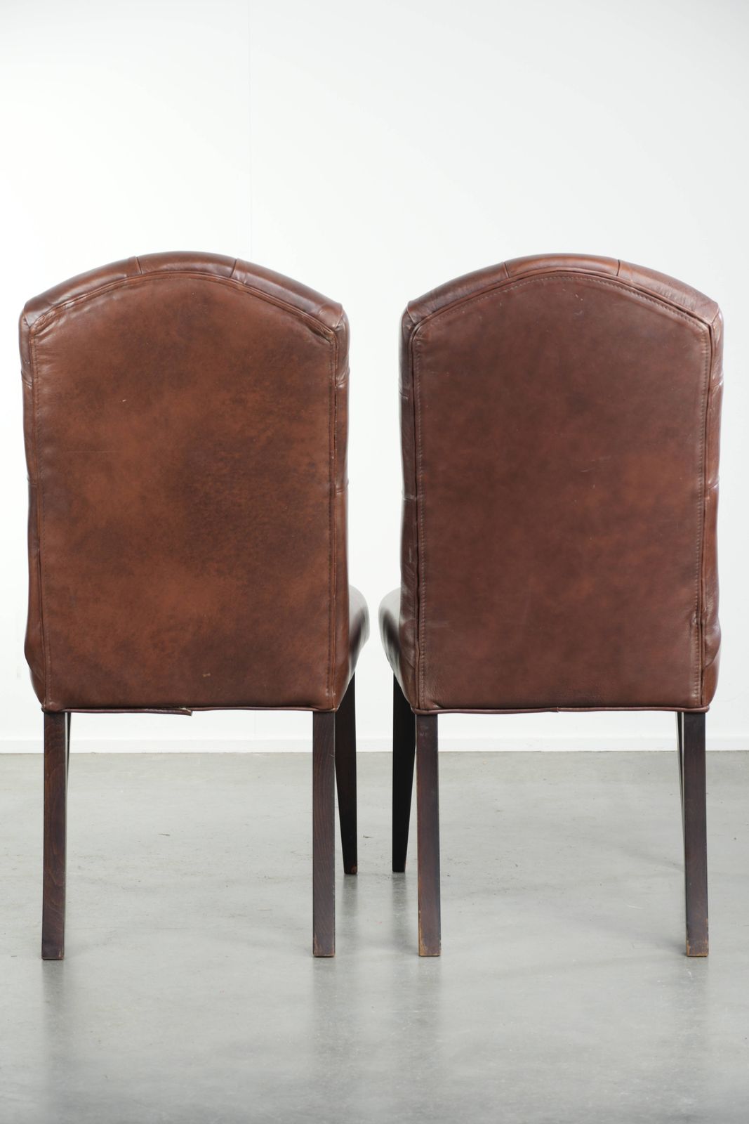 Set van 2 cognackleurige vintage koehuid Chesterfield eetkamerstoelen photo for sale