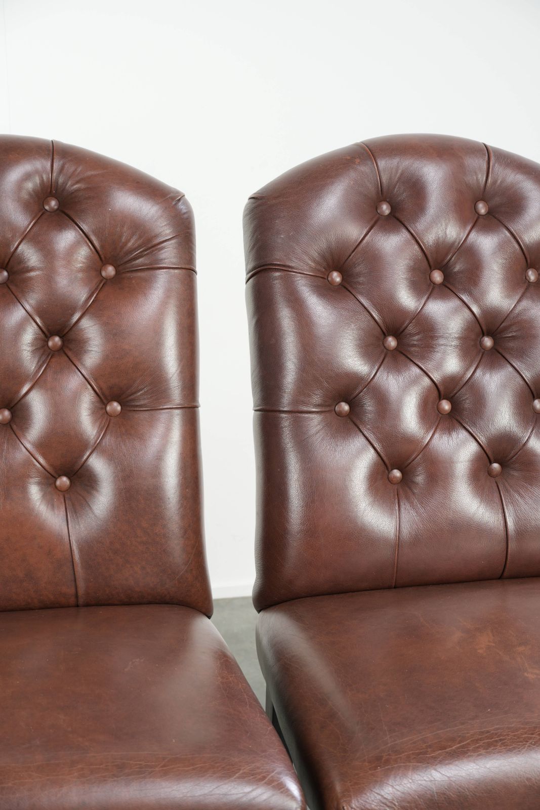 Set van 2 cognackleurige vintage koehuid Chesterfield eetkamerstoelen photo buy