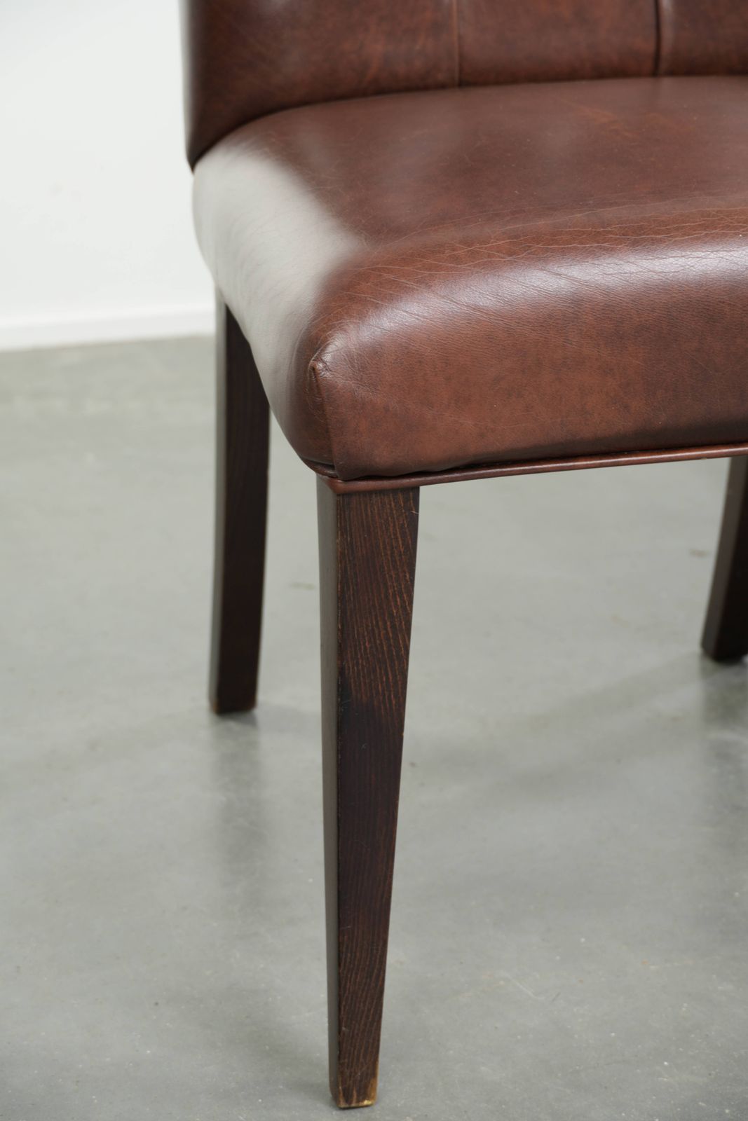 photo for sale Set van 2 cognackleurige vintage koehuid Chesterfield eetkamerstoelen