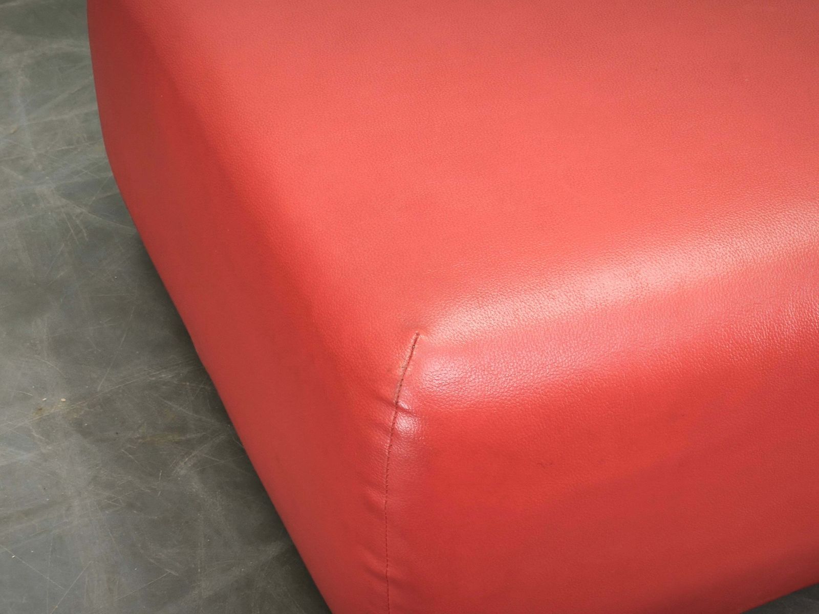 Pouf ottoman postmoderne italien en simili cuir rouge, années 1980 photo Mobilier